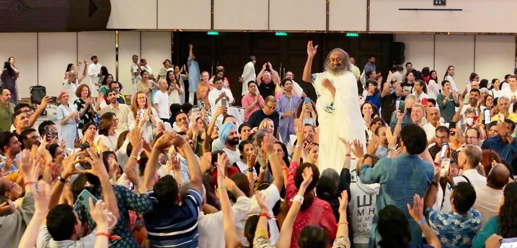 Gurudev's tweet photo. A long-awaited reunion for thousands worldwide at the Wisdom Series in Bali, where the island's picturesque beauty set the scene for a blend of meditation, celebration, sunset strolls, witty humor, and practical wisdom. https://t.co/zjGXmVSPlO