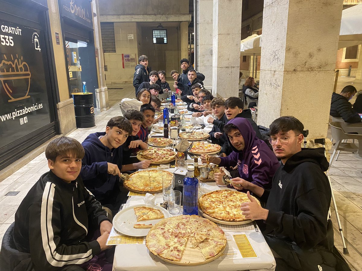 Pablo95451's tweet photo. Sumando momentos ❤️🤍
Orgulloso de mi equipo. https://t.co/okpFrPpkFj