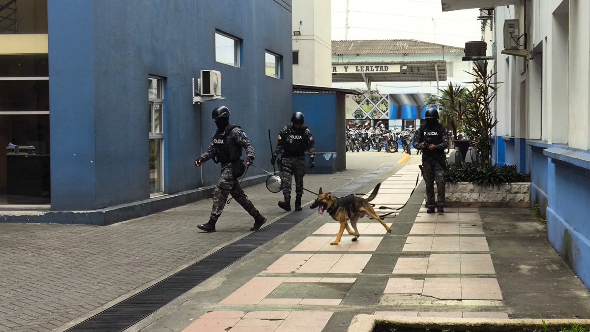 PoliciaEcZona8's tweet photo. INFORMAMOS II

Ante una presunta amenaza de bomba en el Cuartel Modelo de @PoliciaDMGZona8, nuestras unidades especializadas, realizaron verificaciones técnicas del lugar, DESCARTANDO la amenaza.

Debido al plan de contingencia, los funcionarios fueron evacuados a zonas seguras. https://t.co/nboWY65F0q