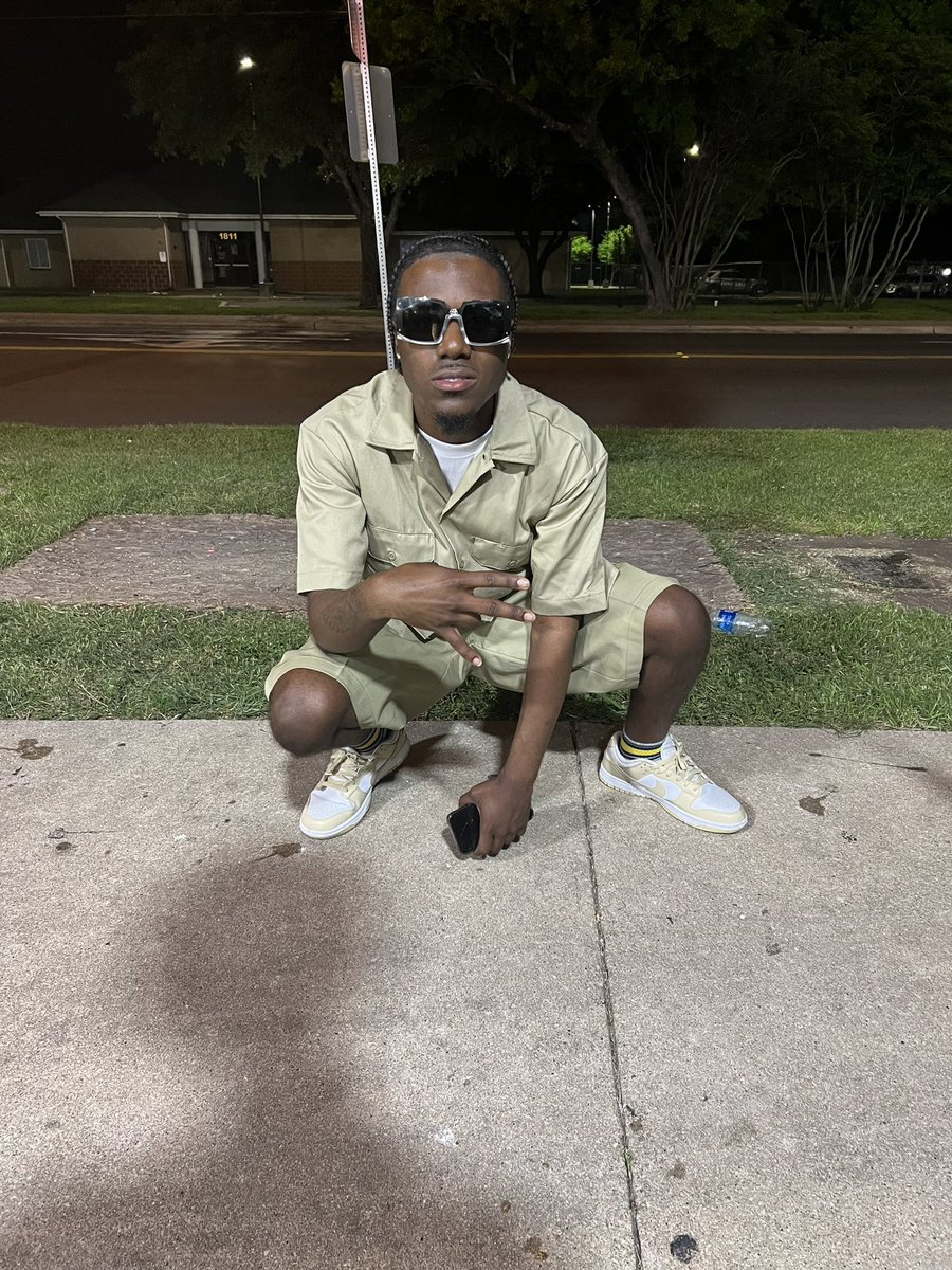 FuckYouImDaKing's tweet photo. Walk around like Jack Frost 🥶 
Bitch it cost to be the boss💰 https://t.co/tOVXdkV0rl