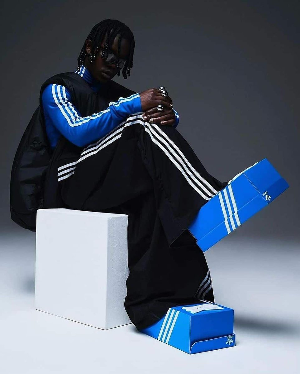 #12 - Adidas dévoile des chaussures qui reprennent la forme de ses boîtes.