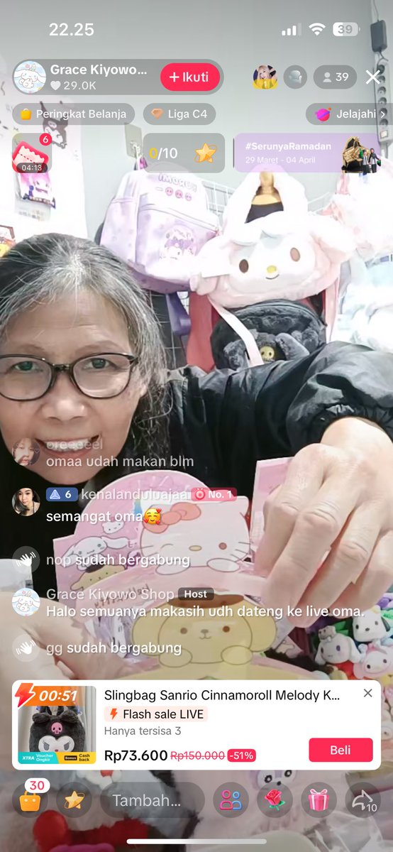 desevrts's tweet photo. guys beliii jualanannyaa 😿 she sell sanrio stuffs gitu.. lucu2 sama bagus semuaa huhu &amp; dia baik bgttt t__T https://t.co/QqXCiM8J3F