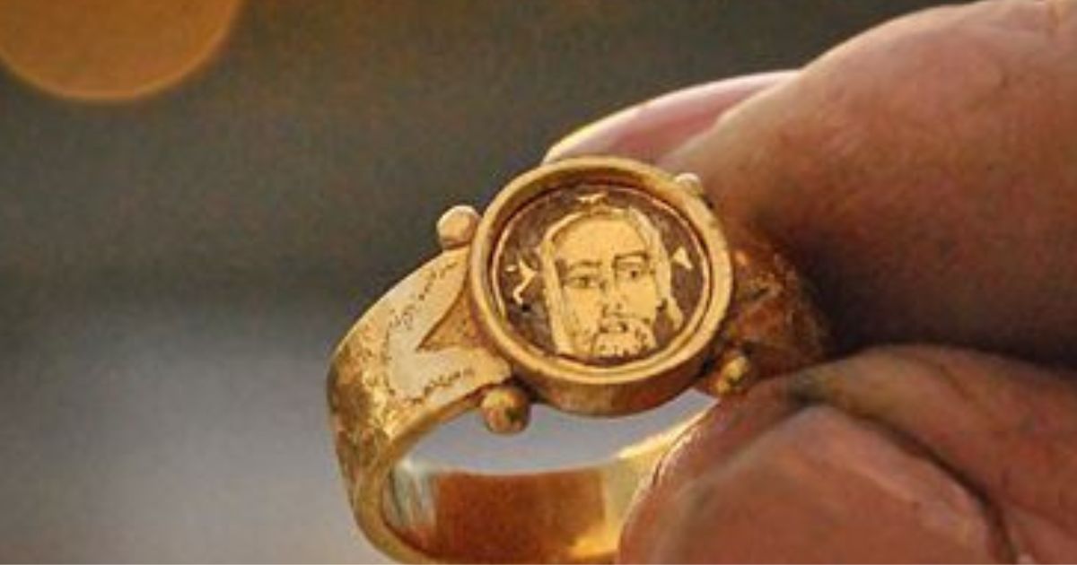 Gold Ring Uncovered in 'Spectacular' Archaeological Find, Closer Look Shows an Undeniable Link to Jesus westernjournal.com/gold-ring-unco…
