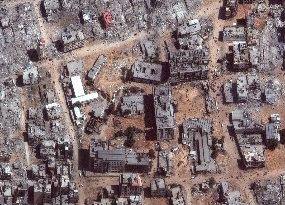 Shayan86's tweet photo. Gaza's al-Shifa hospital, before and after

New images released today by @Maxar compare what al-Shifa hospital, Gaza's largest medical facility, looked like in June 2022 with what it looks like now in April 2024. https://t.co/zw9e2lFMEN