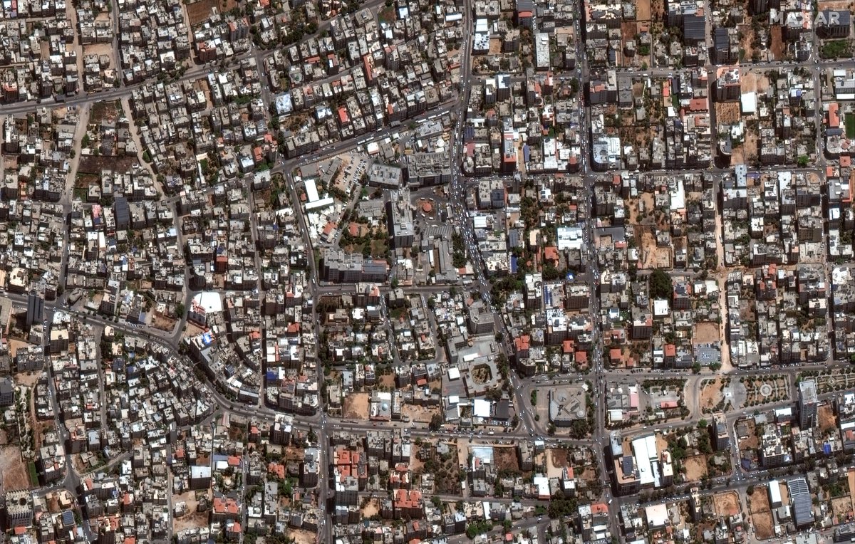 Shayan86's tweet photo. Gaza's al-Shifa hospital, before and after

New images released today by @Maxar compare what al-Shifa hospital, Gaza's largest medical facility, looked like in June 2022 with what it looks like now in April 2024. https://t.co/zw9e2lFMEN