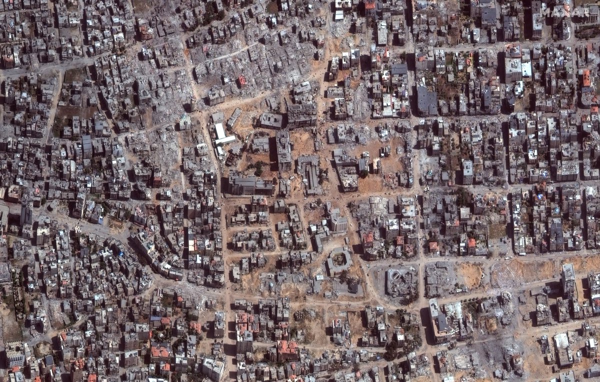 Shayan86's tweet photo. Gaza's al-Shifa hospital, before and after

New images released today by @Maxar compare what al-Shifa hospital, Gaza's largest medical facility, looked like in June 2022 with what it looks like now in April 2024. https://t.co/zw9e2lFMEN