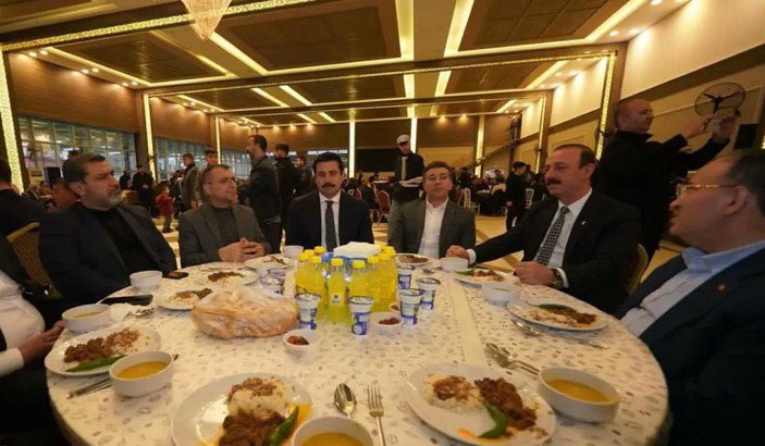 Katliam sanığı ile iftar

 Bekir Bozdağ, İzol Katliamı Davasında 4 kez müebbet ceza alan Cihan İzol ile oruç açmıştı. 

Ve AKP, Urfa’yı kaybetti.