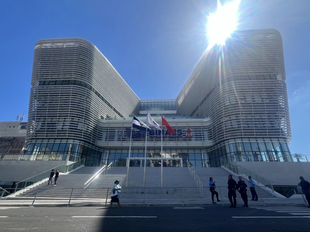 whyvert's tweet photo. China paid for a shiny new National Library in El Salvador. 

It has very few books. 

It does have a Harry Potter section, a LEGO section, a Star Wars section, Pokemon stuff, video game consoles, a VR area, and lots of couches. 

You can't fake high human capital. https://t.co/3dAKLMgBRe