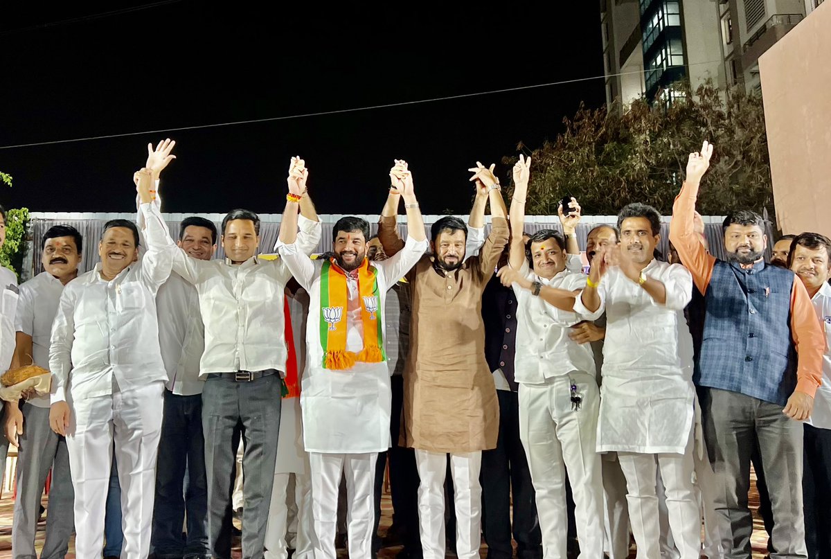 mohol_murlidhar's tweet photo. मा.श्री. नरेंद्रजी मोदी यांचा तिसऱ्यांदा पंतप्रधान करण्याचा वडगाव शेरीच्या मेळाव्यात संकल्प !

वडगाव शेरी येथे झालेल्या संवाद मेळाव्यास महायुती पदाधिकारी-कार्यकर्त्यांसह नागरिकांचा मोठा प्रतिसाद लाभला. पंतप्रधान मा.श्री. नरेंद्रजी मोदी यांना सलग तिसऱ्यांदा पंतप्रधान करुन विकसित भारताच्या दिशेने पाऊल टाकताना भारतीय जनता पार्टीच्या पाठिशी ठामपणे उभे राहण्याचा संकल्प मेळाव्यात करण्यात आला.

मेळाव्यास वडगाव शेरीचे आमदार सुनीलअण्णा टिंगरे, माजी आमदार जगदीशजी मुळीक, आमदार बापूसाहेब पठारे, शिरूर पंचायत समितीचे माजी उपाध्यक्ष राजेंद्र जासुद, हवेली बाजार समितीचे माजी उपसभापती राजेद्र कंद, हवेली बाजार समितीचे संचालक नानासाहेब आबनावे, भाजपाचे तालुका अध्य़क्ष आबासाहेब सोनावणे, जिल्हा नियोजन मंडळाचे सदस्य राहुल पाचरणे, भाजपा जिल्हा युवा मोर्चाचे अध्यक्ष संदीप सोनावणे, नगरसेवक राहुल भंडारे, सचिन पलांडे, रोहित खैरे, केशव पाचरणे, संतोष भरणे, सचिन सातपुते, अनिल नवले यांच्यासह श्रीगोंदा-पारनेर-हवेली तालुक्यातील वडगाव शेरी विधानसभा मतदार संघात रहायला असलेले नागरीक, तरूण मोठ्या संख्येने मेळाव्याला उपस्थित होते.

‘मी एक कार्यकर्ता आहे. आमच्यासाठी देश सर्वप्रथम, नंतर पक्ष असतो. पुण्यात विकासाला आणखी मोठा निधी मिळू शकतो आणि पुण्याचा महापौर म्हणून काम करताना विकासाची सर्वाधिक संधी ही वडगावशेरी मतदार संघात आहे, असे माझे मत आहे. त्यामुळे या परिसरात मेट्रोचे विस्तारीकरण, विमानतळ आणि त्यासाठीच्या पायभूत सुविधा विकसित करण्यासाठी माझे प्राधान्य असेल. आपले यावेळचे एक बहुमोल मत हे भाजपला नाही तर आपले एक मत हे राष्ट्रासाठी द्यावयाचे आहे’, असे आवाहन यावेळी बोलताना केले.

#पुणे #BJP #punewithmodi #MurlidharMohol4Pune

@Dev_Fadnavis 
@cbawankule 
@ChDadaPatil 
@suniltingre 
@jagdishmulikbjp 
@BJP4Maharashtra