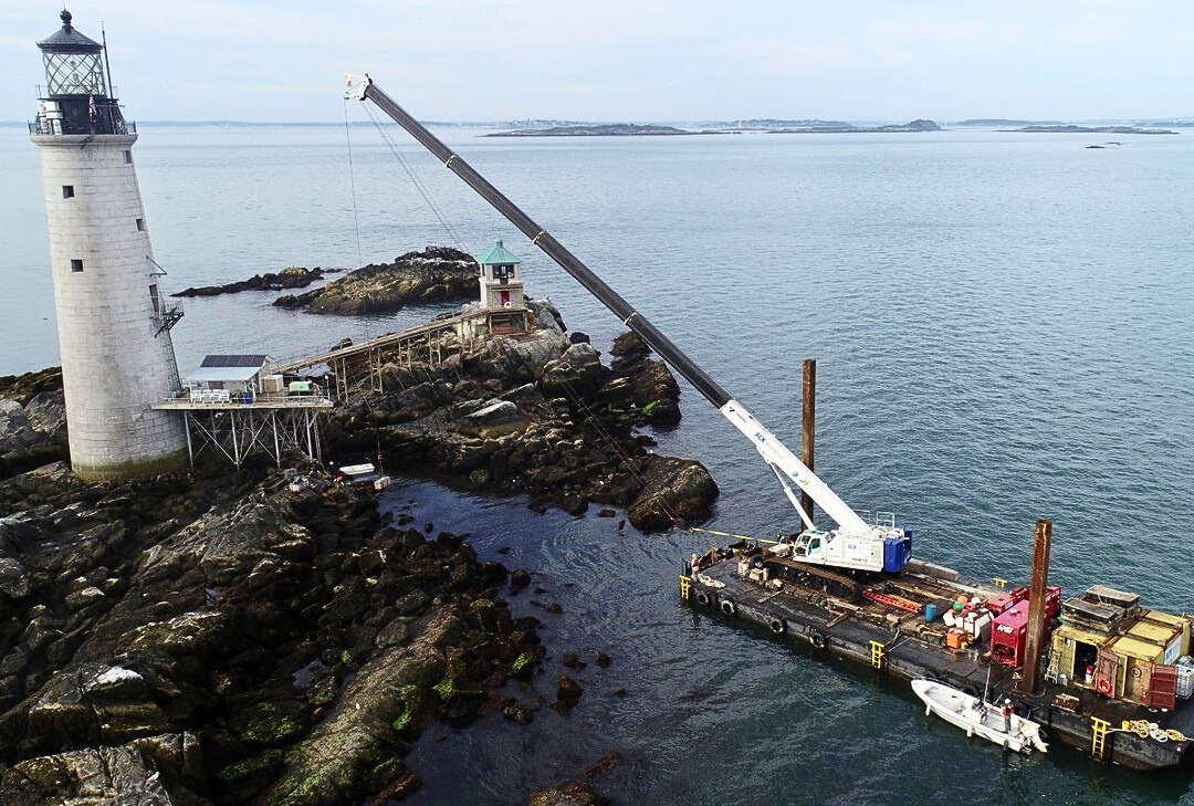 Spotted: serious muscle for waterfront lifting! 💪 This beast of a crawler crane is far more flexible when paired with a floating barge - allowing this crew to work on projects in hard-to-reach locations. 📷 tadanogroup #CrawlerCrane #Rigging #Offshore