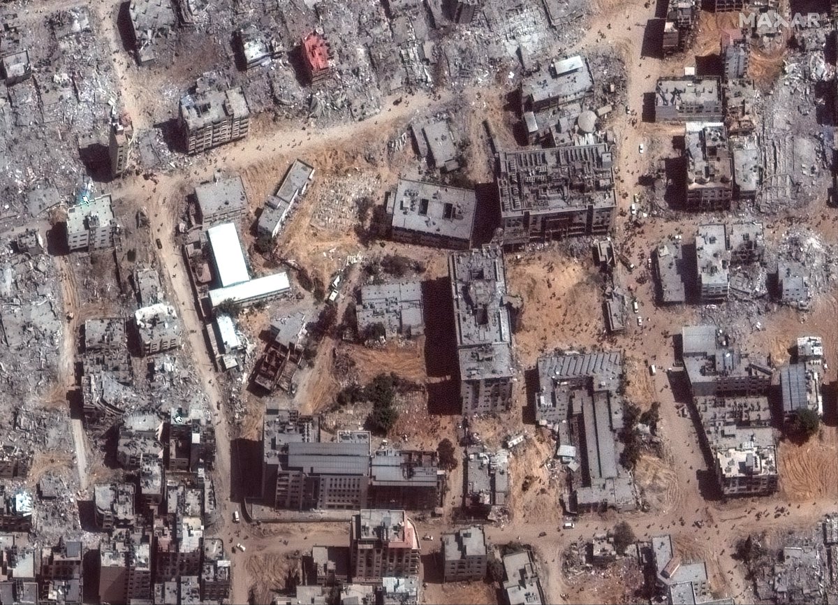 New satellite imagery from @Maxar shows the destruction of Al-Shifa Hospital and its surroundings after nearly six months of war and multiple Israeli military raids, strikes and widespread demolition. Left: June 1, 2022 Right: April 1, 2024