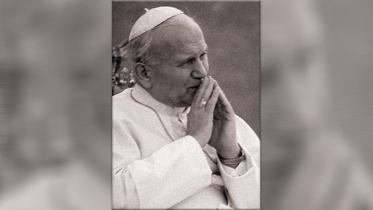 🇵🇱🇻🇦 #CeJourLà l Il y a 19 ans, en l'octave de Pâques, samedi 2 avril 2005 à 21h37 au Vatican, s'éteignait le Pape polonais Jean-Paul II à l'âge de 84 ans, après 26 ans et demi de pontificat. Canonisé neuf ans après sa mort, il est le saint patron des JMJ.