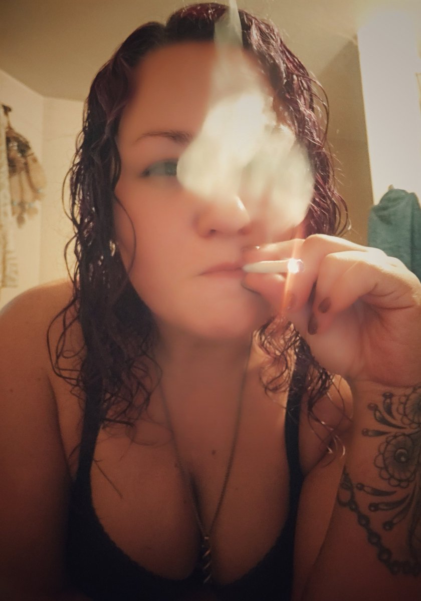 Lightin' up the week 🔥💚💨💨💨Ya with me?  #MondayMorning #MondayMotivation #stoners #girlswhosmoke #weed #highlife #puffpuffpass #Mmemberville