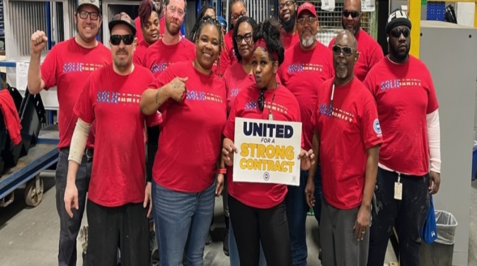 Tomorrow at 6 pm ET, join #UAW President Shawn Fain on Live to stand with workers at Daimler Truck.
livestream : uawunion.us/standupdaimler/
#StandUpDaimler #StandUpUAW