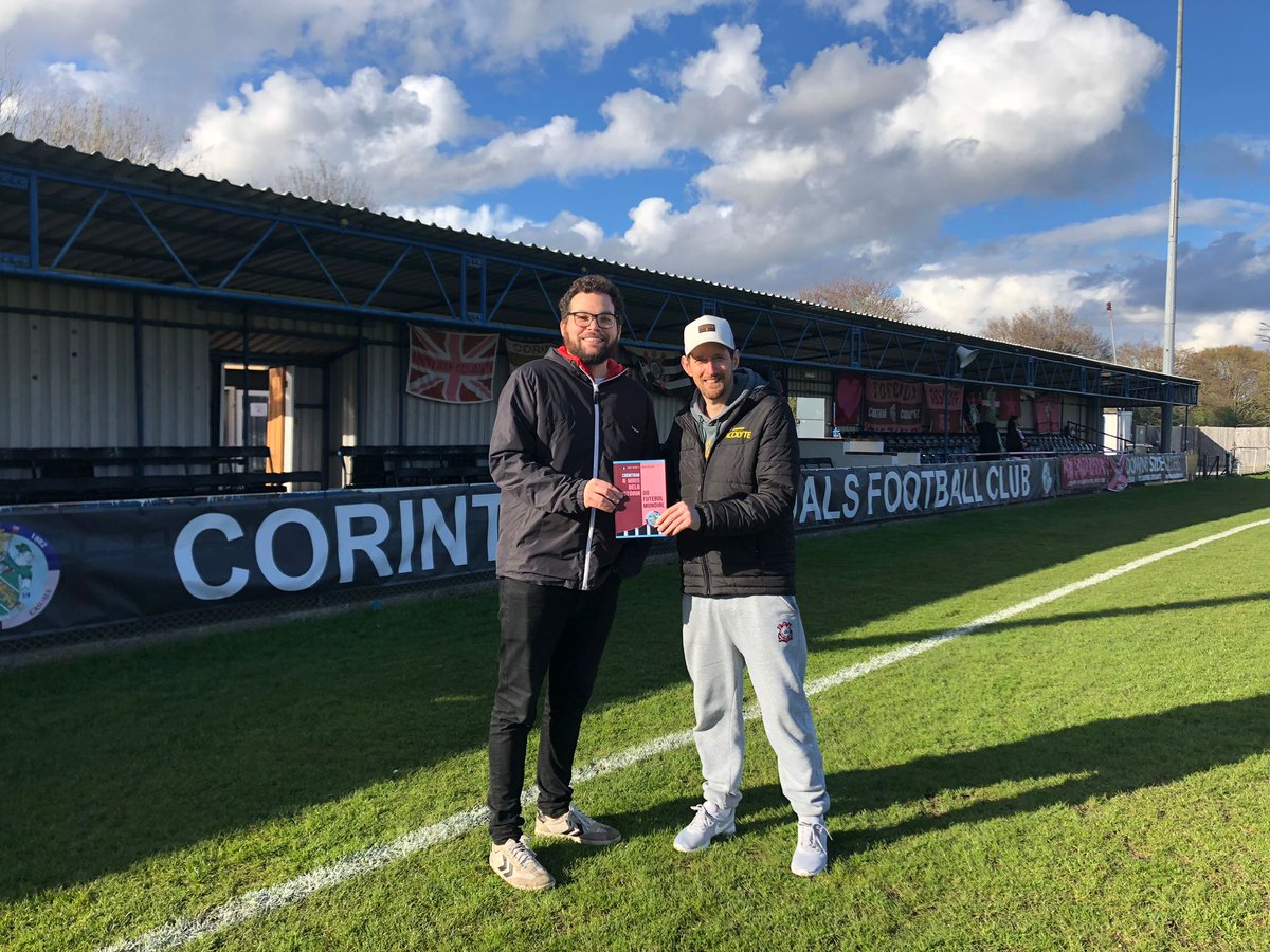 Grande dia hoje com meu irmão no futebol, Chris Watney, e o enorme <a href="/CorinthianCas/">Corinthian-Casuals</a> em Londres!