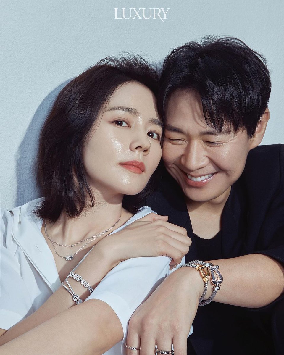 DramalandBR's tweet image. 📸 | CASALZÃO! 💘

#HanGaIn e #YeonJungHoon lindíssimos para a revista Luxury Editors, em parceria com a FRED Jewelry. 

Casados desde 2005, o casal se conheceu em 2003, quando dividiram cena no drama #YellowHandkerchief.