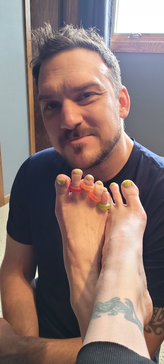 berrys_trample's tweet photo. I have a happy slave.
#footfood
#feet
#footlover
#longtoes
#barefeet
#happyslave https://t.co/aiZVl9dzFK