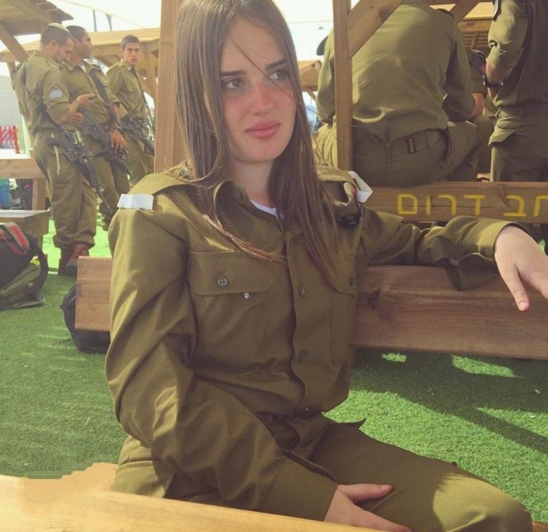 La française 🇨🇵, soldate de l'armée d'occupation 🇮🇱, Laura Joun, servant à #Gaza, aurait été violée et abusée sexuellement par un commandant adjoint de la Brigade du Golan. Après avoir menacé de le dénoncer, elle a été emprisonnée. Bon, je ne pleure pas pour elle mais…
