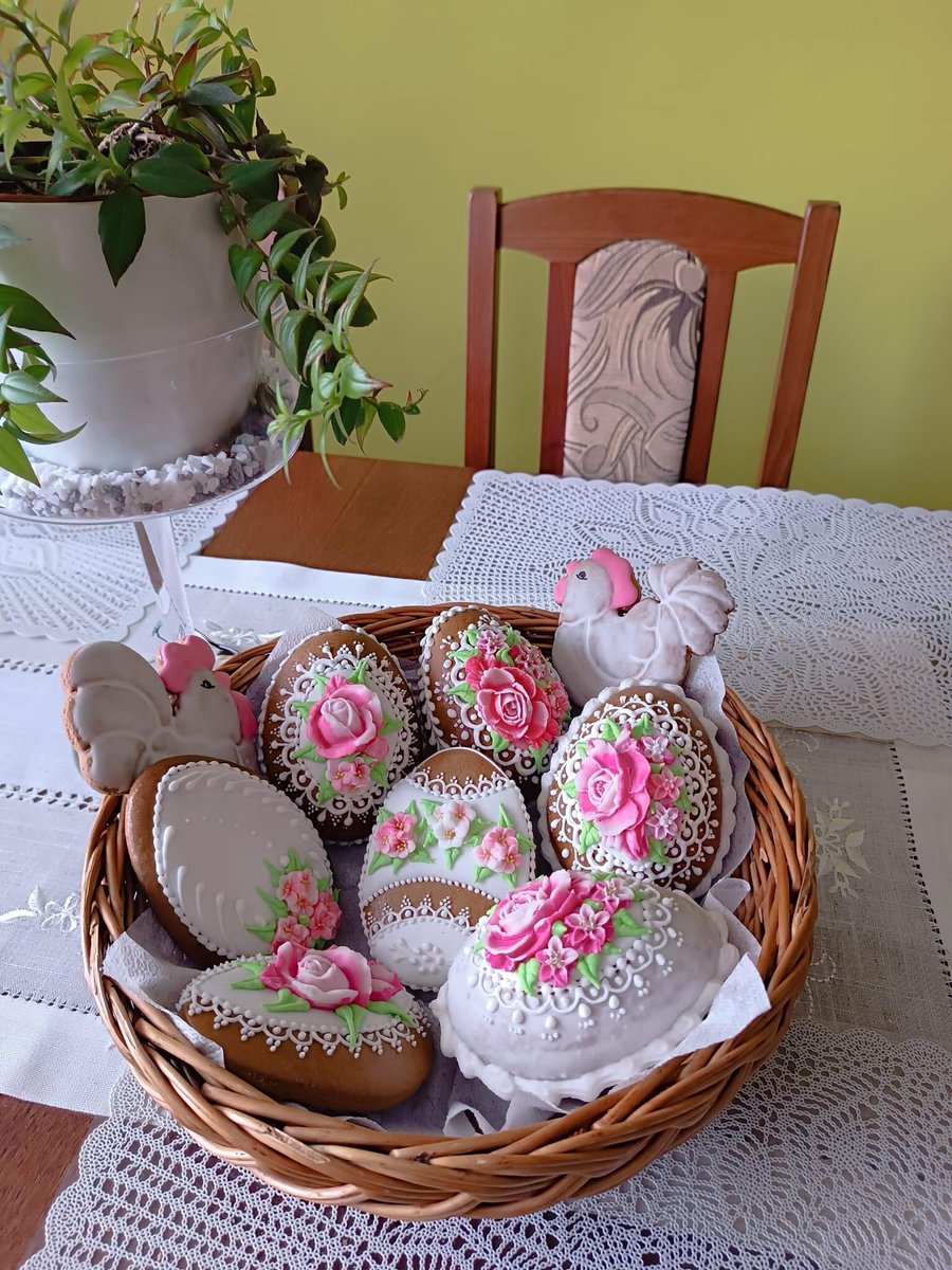 czechcookbook's tweet photo. Beautiful gingerbreads made by Jitka Matoušková in the Czech Republic. The lace is all hand-piped. https://t.co/QDBU4oLMFI