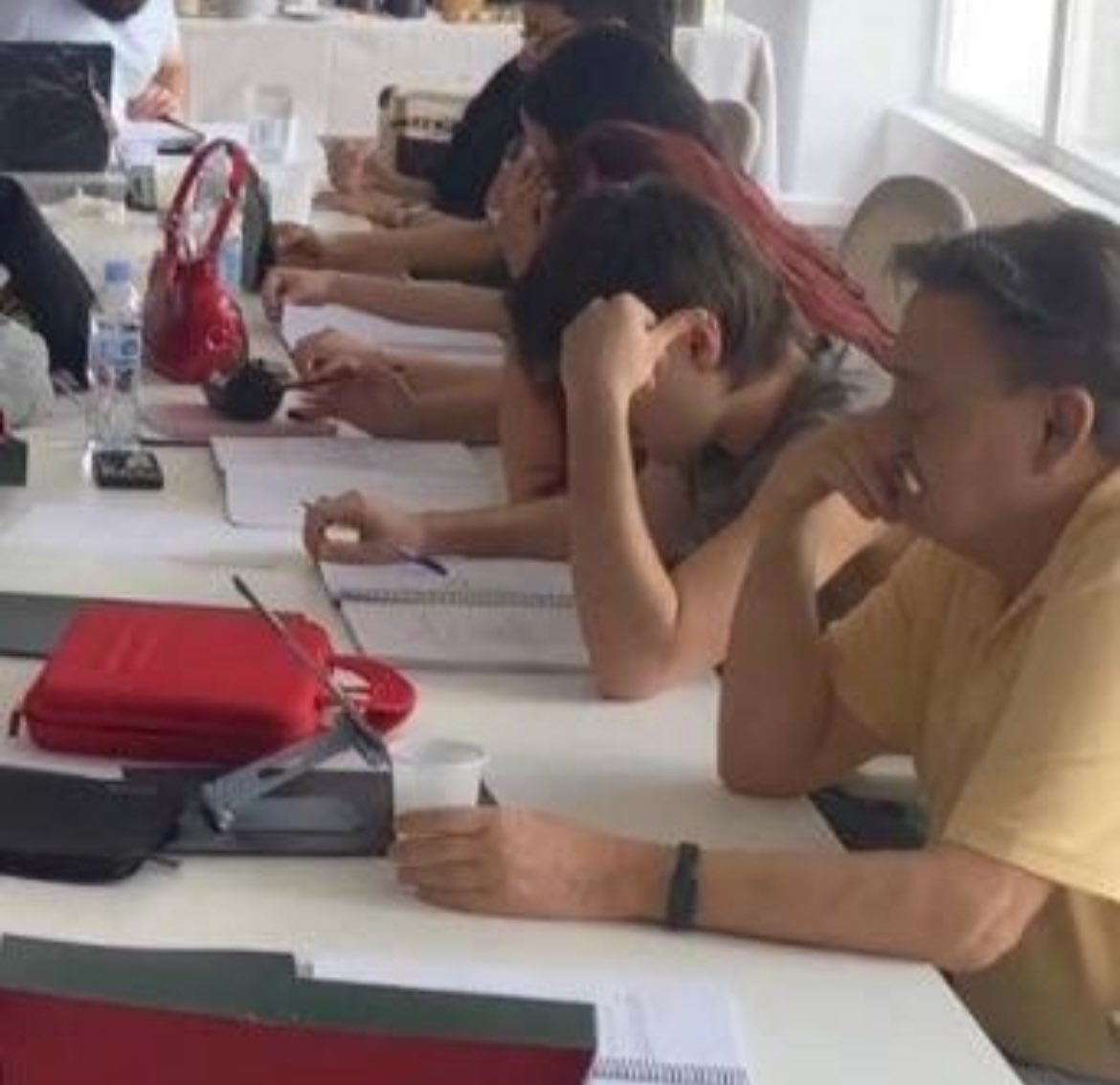 HathorLion's tweet photo. Ahora enserio podemos hablar del gran paso que es que un Martin de 19 años que acababa de salir del instituto esté sentado en una mesa junto a Mariano Peña leyendo el guion de su proprio papel como prota en una serie de los Javis 🤧🥺
Kheee(???
#Mariliendre 
#Majos1A https://t.co/8tS7jB5kHV