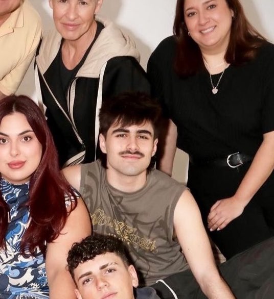 HathorLion's tweet photo. Ahora enserio podemos hablar del gran paso que es que un Martin de 19 años que acababa de salir del instituto esté sentado en una mesa junto a Mariano Peña leyendo el guion de su proprio papel como prota en una serie de los Javis 🤧🥺
Kheee(???
#Mariliendre 
#Majos1A https://t.co/8tS7jB5kHV