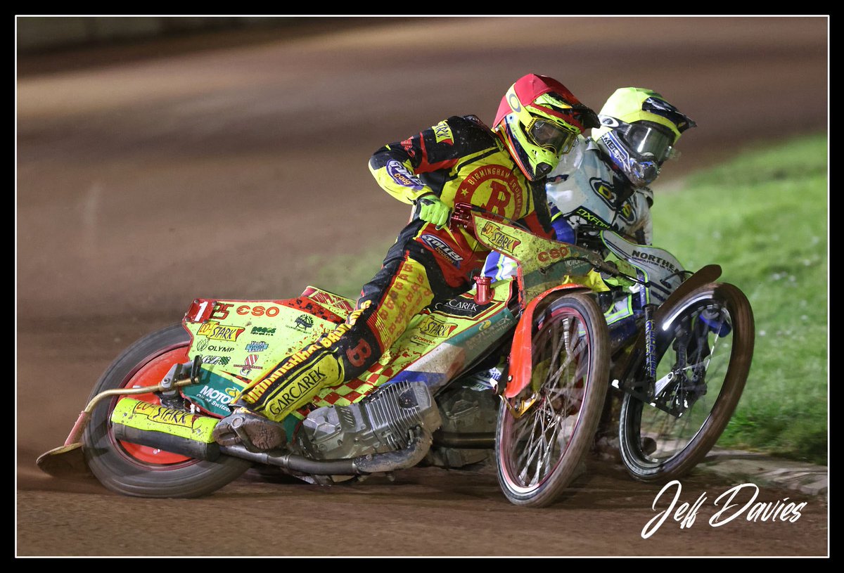 More action from Perry Barr this evening. Rohan Tungate, Tom Brennan & a tight one with Vaclav Milik & Bomber.