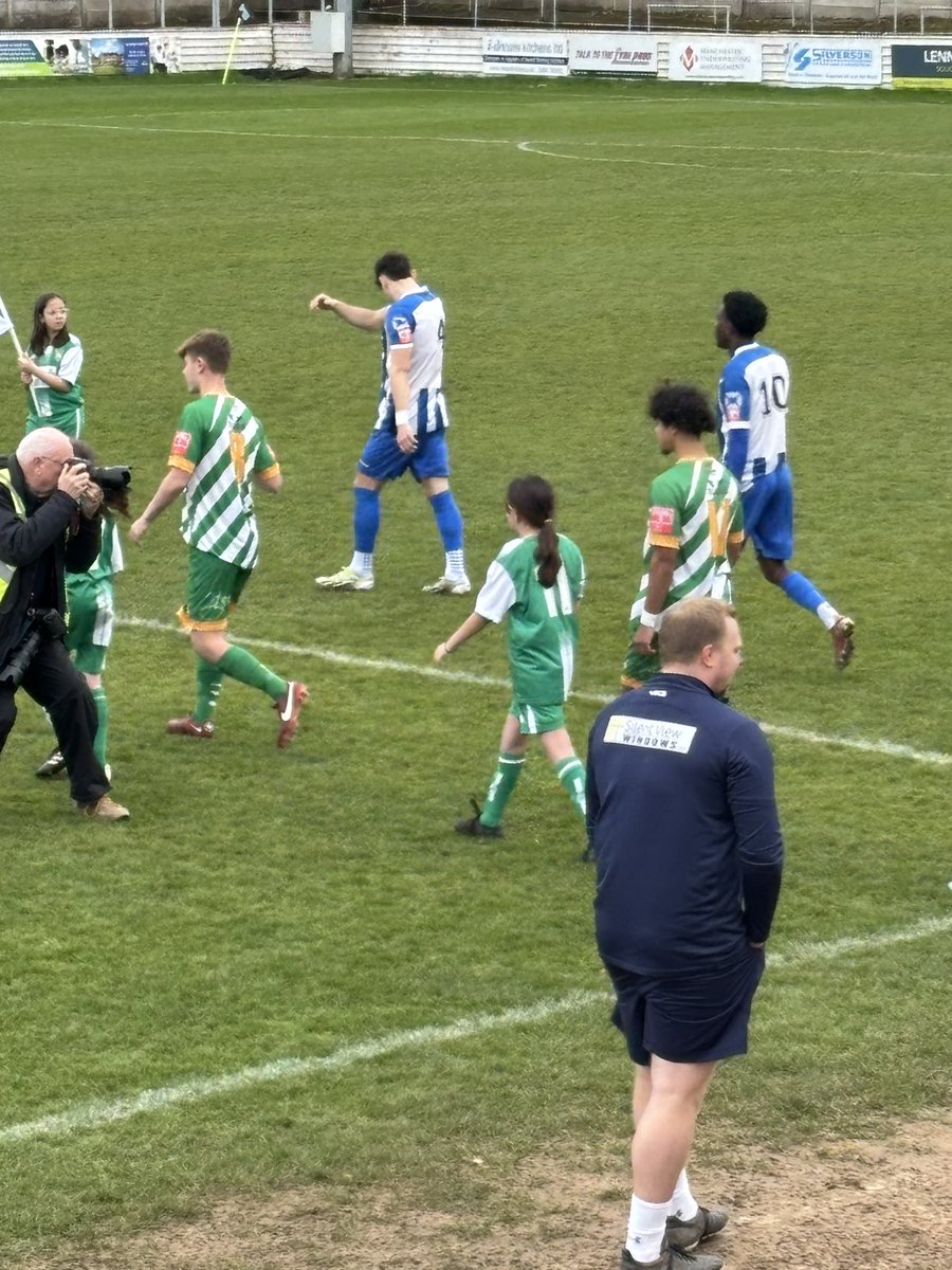 When your niece walks out with your fave player 🩷 <a href="/AylesburyUtdFC/">Aylesbury United FC</a> @Brayden25145720 <a href="/LeeCotton1/">Lee Cotton</a> <a href="/SCBierton/">Sheila Cotton</a>