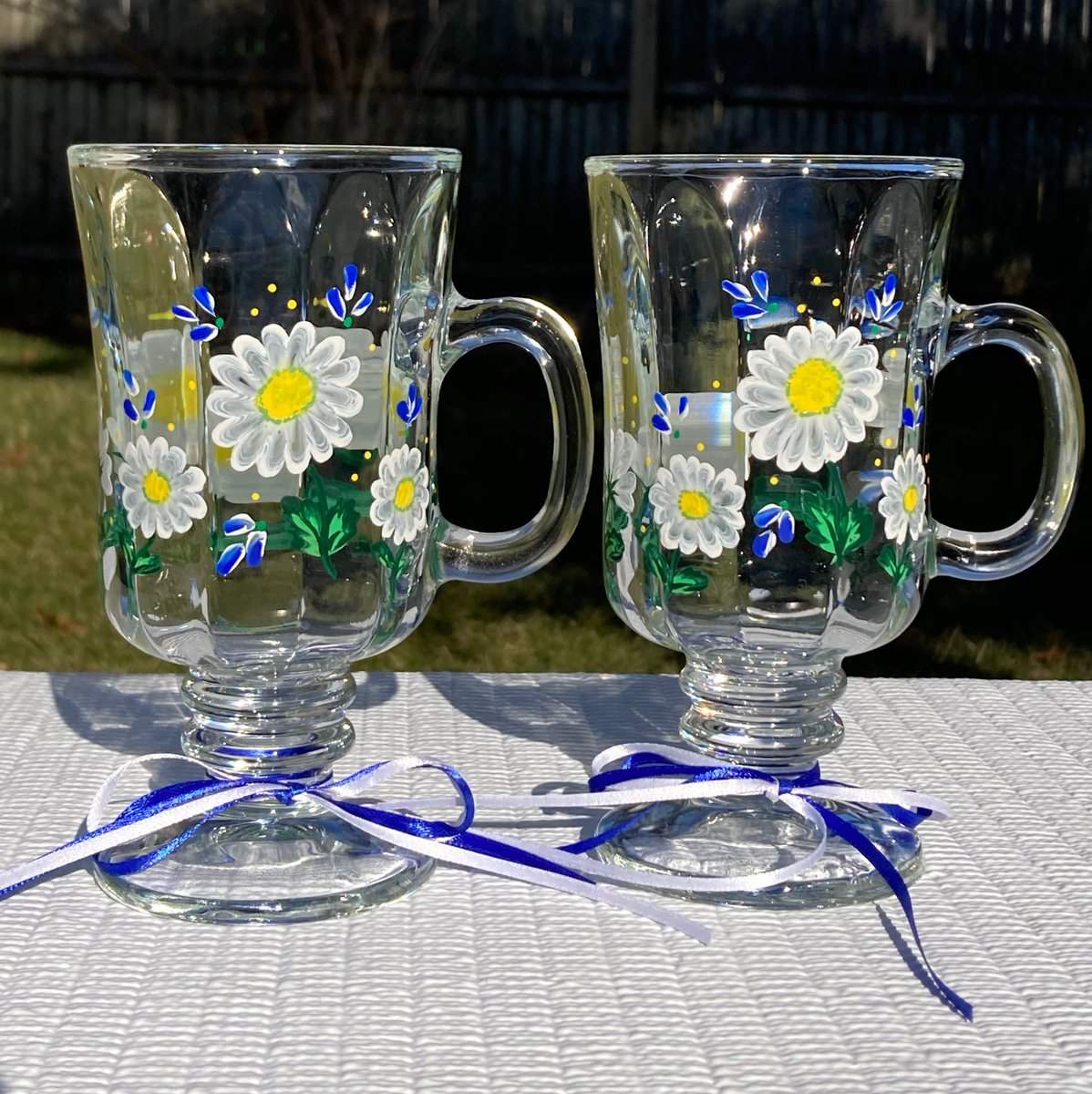 Irish coffee glasses with daisies etsy.com/listing/947710… #irishcoffee #daisyglasses #coffeeglasses #SMILEtt23 #CraftBizParty #etsygifts #etsystore