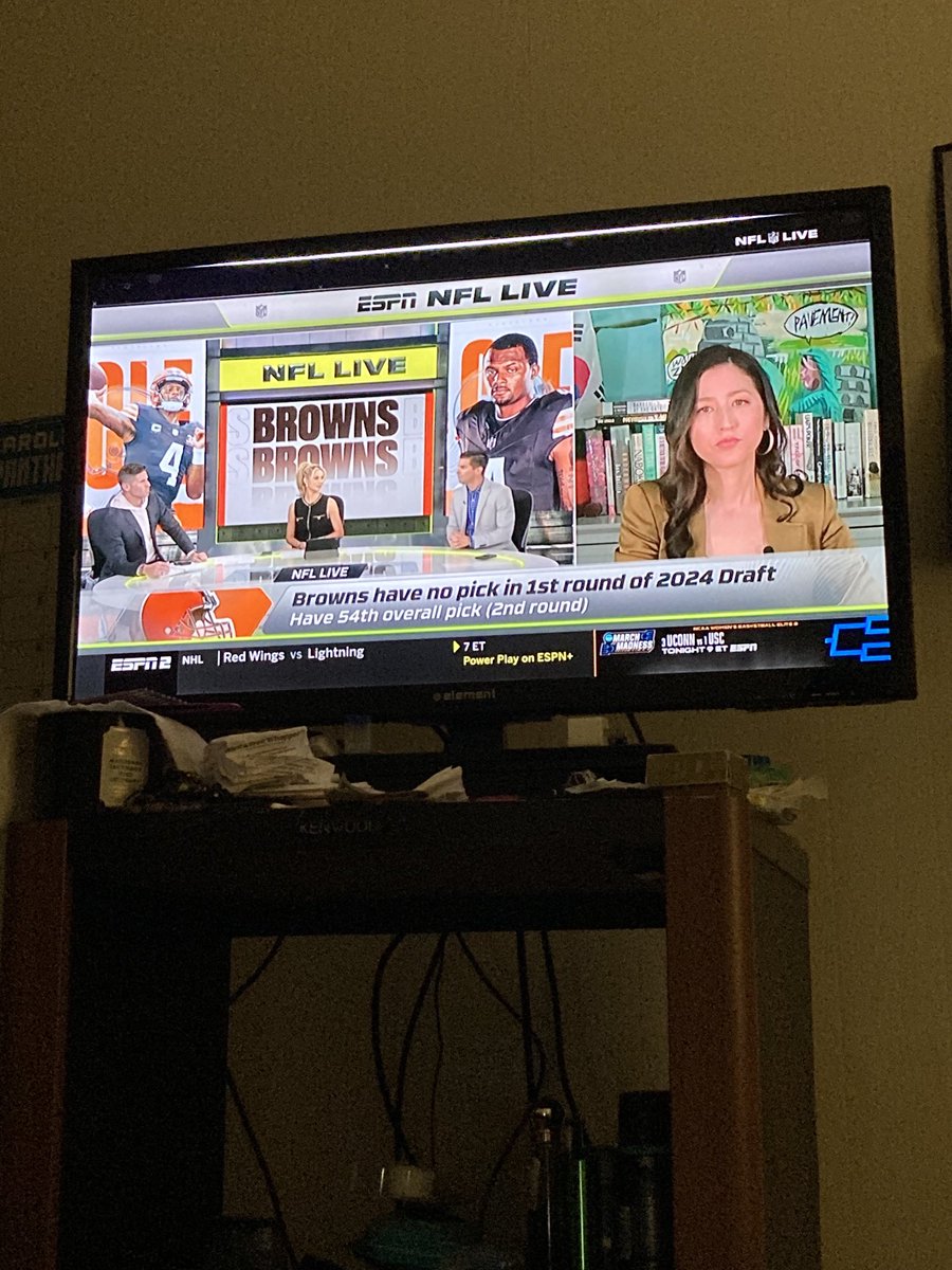 DeQuonDeWonK's tweet photo. Watching my other favorite tv ๐บ show on ESPN #ESPNNFLLive #NFLLive โฆ@ESPNNFLโฉ โฆ@espnโฉ with the host โฆ@LauraRutledgeโฉ L-Boogie ๐๐๐๐๐ and โฆ@minakimesโฉ ๐๐๐ with the boys โฆ@danorlovsky7โฉ โฆ@FieldYatesโฉ โฆ@AdamSchefterโฉ https://t.co/j2Y4mVB0Xw