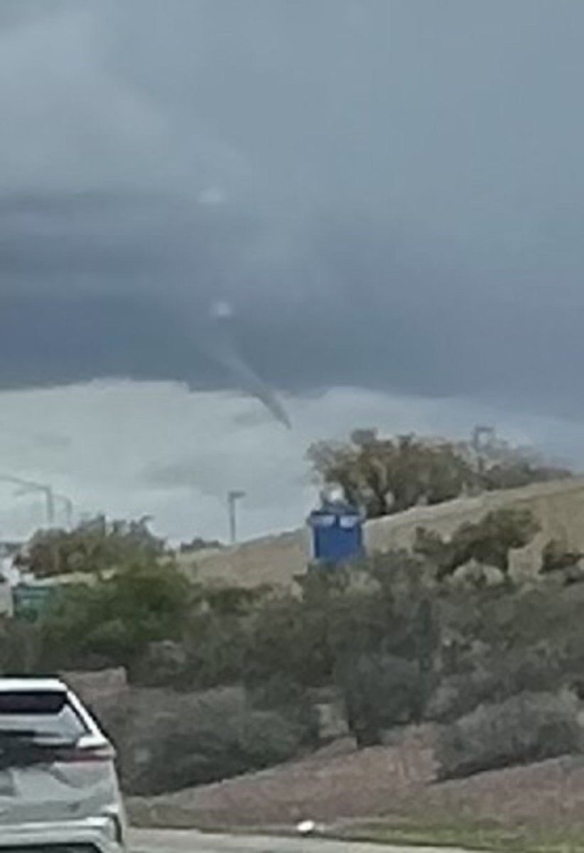 DaciaLJohnson's tweet image. Cold air funnel clouds popping up in Arizona today: 12news.com/article/weathe… #azwx #weathernerd