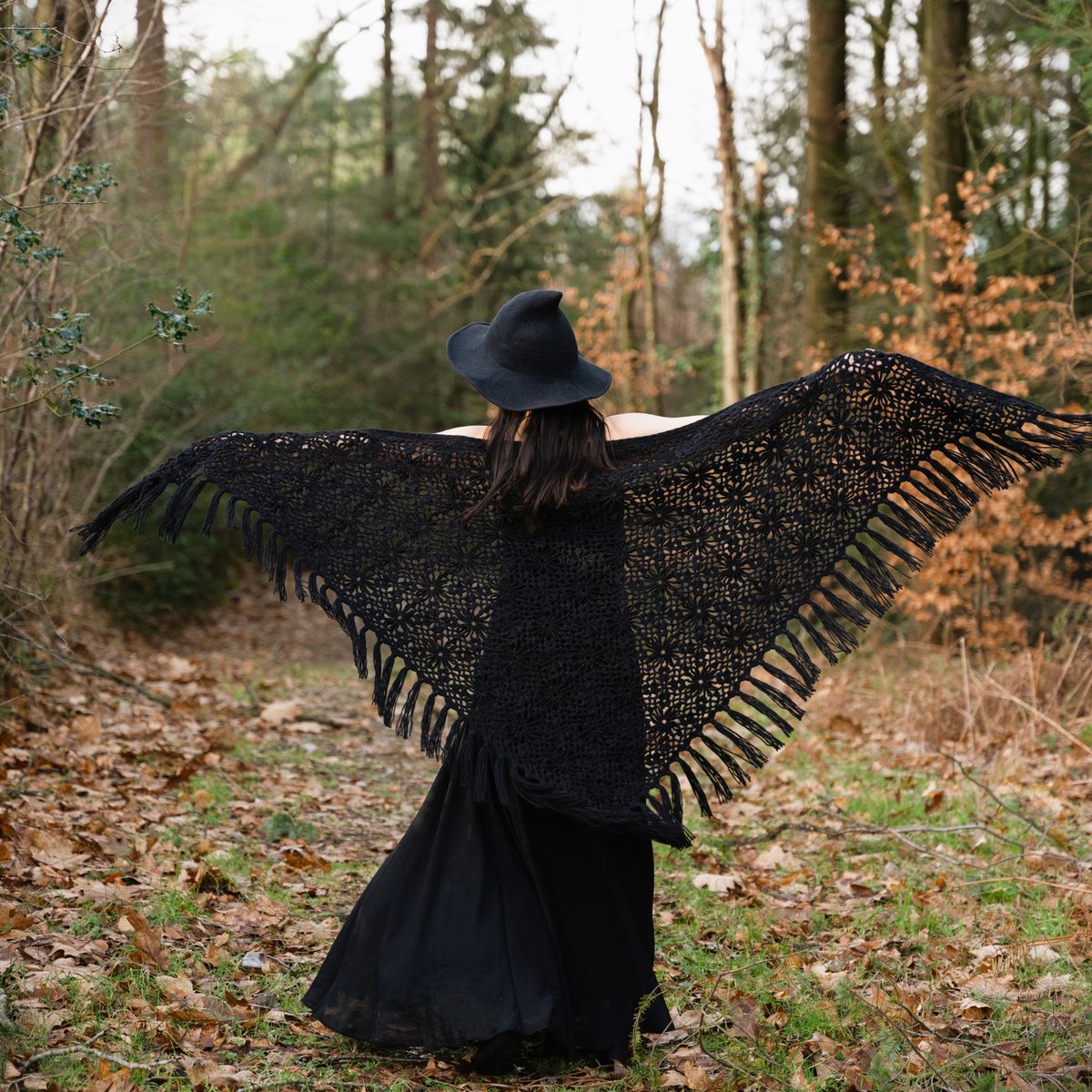 Fly wild and free 🖤✨🖤 'Night of the Dark Moon' shawl: etsy.com/uk/listing/103… 🧙‍♀️✴️💫 #hecate #hekate #darkmoon #darkmoonmagick #witch #ravenspirit #witchcore #gothic #gothicwitch #darkcottagecore #darkmagick #solitarywitch #supporthandmade