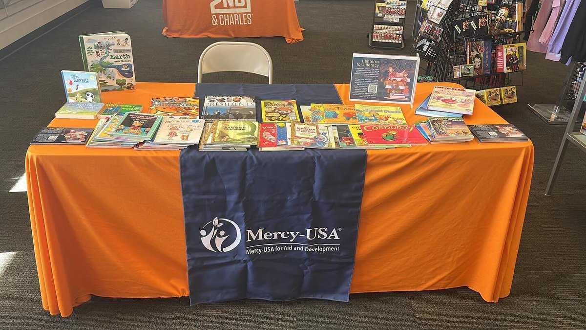 MercyUSA's tweet photo. We would like to thank our partners at 2nd &amp; Charles for collaborating with us this weekend! Thanks to their help we were able to collect around 150 extra book donations for the Lanterns for Literacy program. ✨📚💫⁣
⁣
Learn more about &amp; support us at 🔗 https://t.co/MTayiYn7Oz https://t.co/KGYHFn3g0r