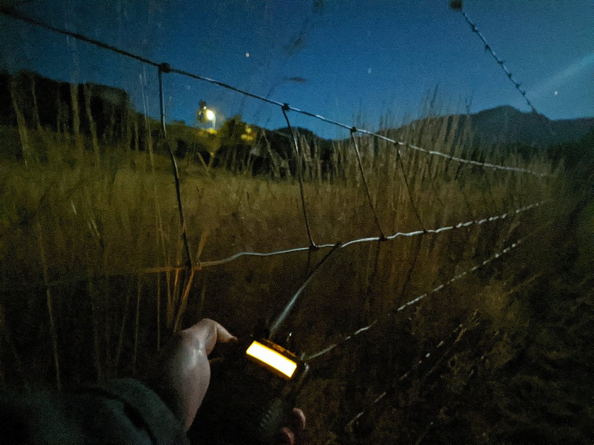 netinetics's tweet image. Listening to the world on shortwave radio. With the help of a waveguide cattle fence :) #shortwave #nighttime #radio #scanner #icom