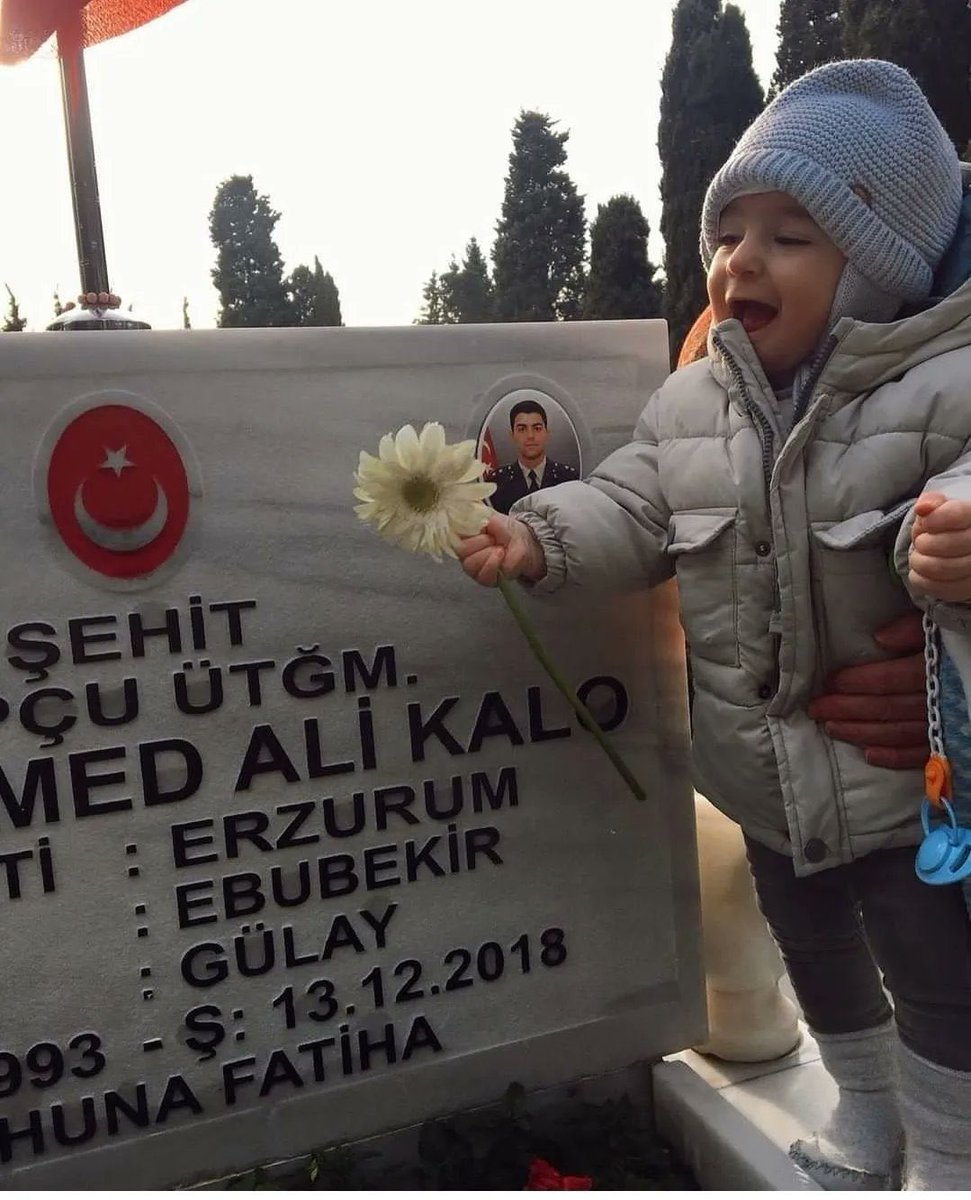 Şehit Muhammed Ali Kalo ve oğlu Ömer Ali Bugün ikisinin de doğum günü... Bizlerin rahat yaşaması için evladını göremeden şehit oldu. Aziz Ruhun Şad Olsun UNUTMAYIN!