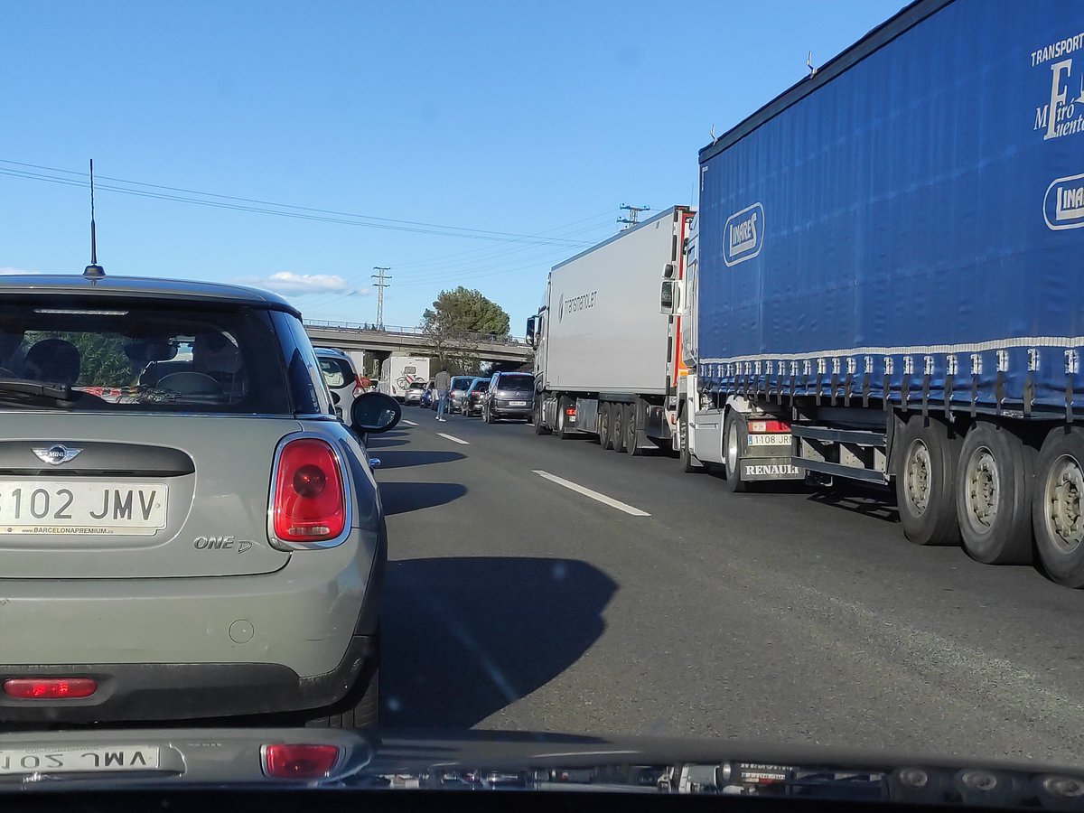 luca_florin's tweet photo. Accidente en la AP7 y la gente de paseo por el medio yendo a cotillear, generando más peligro... this is Spain https://t.co/3UemrsPWMw