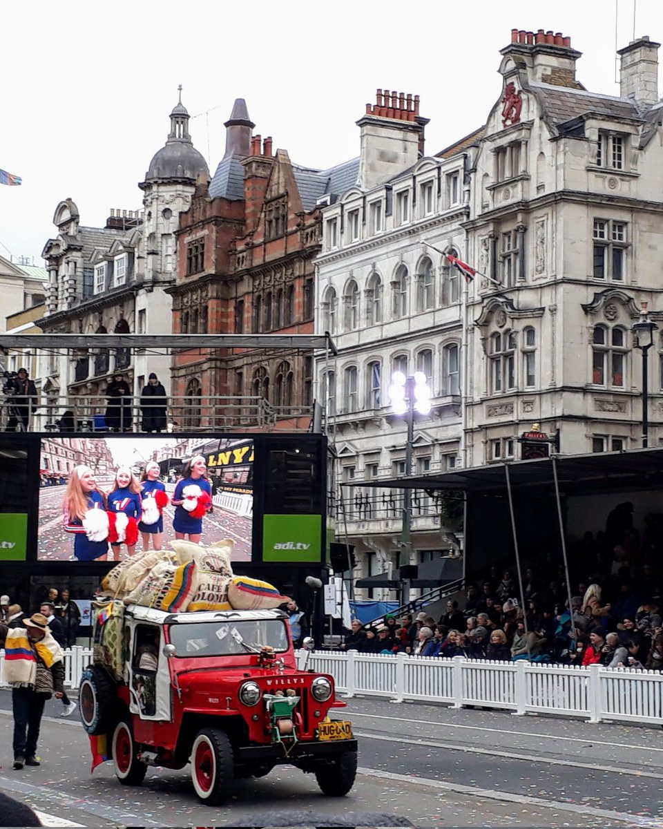 An unexpected view, the Willys jeep, a traditional Colombia's rural transport at the heart of London! 

#WeAreAlumniUK
#Colombia @CafedeColombia @UKinColombia 🇨🇴 🇬🇧 
New Year's London parade 2018
