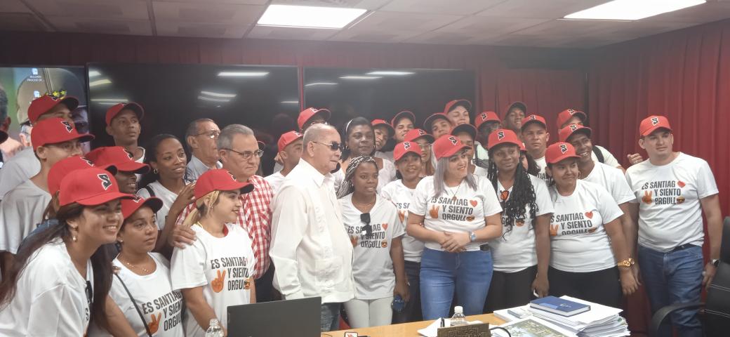 Y llegó abril, el mes de la infancia y la juventud en #Cuba, el mes de la Victoria, el mes del <a href="/PartidoPCC/">Partido Comunista de Cuba</a>, y así lo celebramos hoy con nuestros jóvenes. 
En cada rostro está la certeza de continuidad, de amor a este país y a su Revolución.
#SantiagoDeCuba