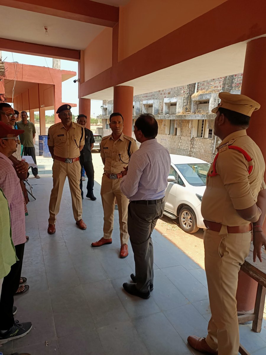 dcpmancherial's tweet photo. In view of #HOPElections2024, visited the strong room at Government Degree College, #Mancherial accompanied with the R.O Mancherial AC, reviewed the security arrangements.
@cpramagundam https://t.co/1NnoSSXsAV