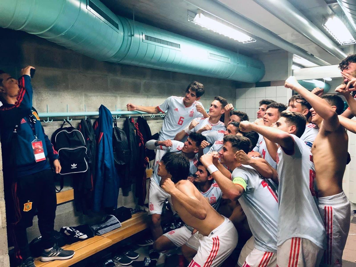 hectorubio's tweet photo. Tal día como hoy hace unos cuantos años atrás… mucha calidad en esa generación de la @SEFutbol Sub-17.

¿Les reconocéis? https://t.co/oglWz1jwvk