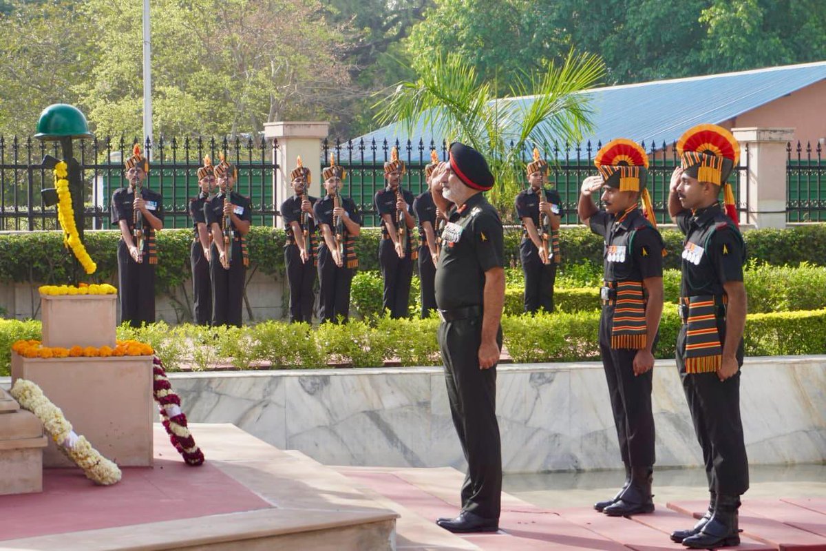 59th #RaisingDay of #GoldenKatarDivision

A solemn wreath laying ceremony was organised at the War Memorial at #Ahmedabad, #Gujarat 

Info. Courtesy @IaSouthern 

@giridhararamane