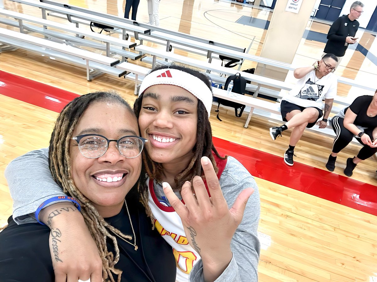 Good morning from my Burger Girl and I!👋🏾👋🏾👋🏾 @mcgiaiviA1 @mnmetrostarsaau @22TTStarksMom @HopkinGBB #mcdaag🍟🏀 #myPG🏀❤️💙