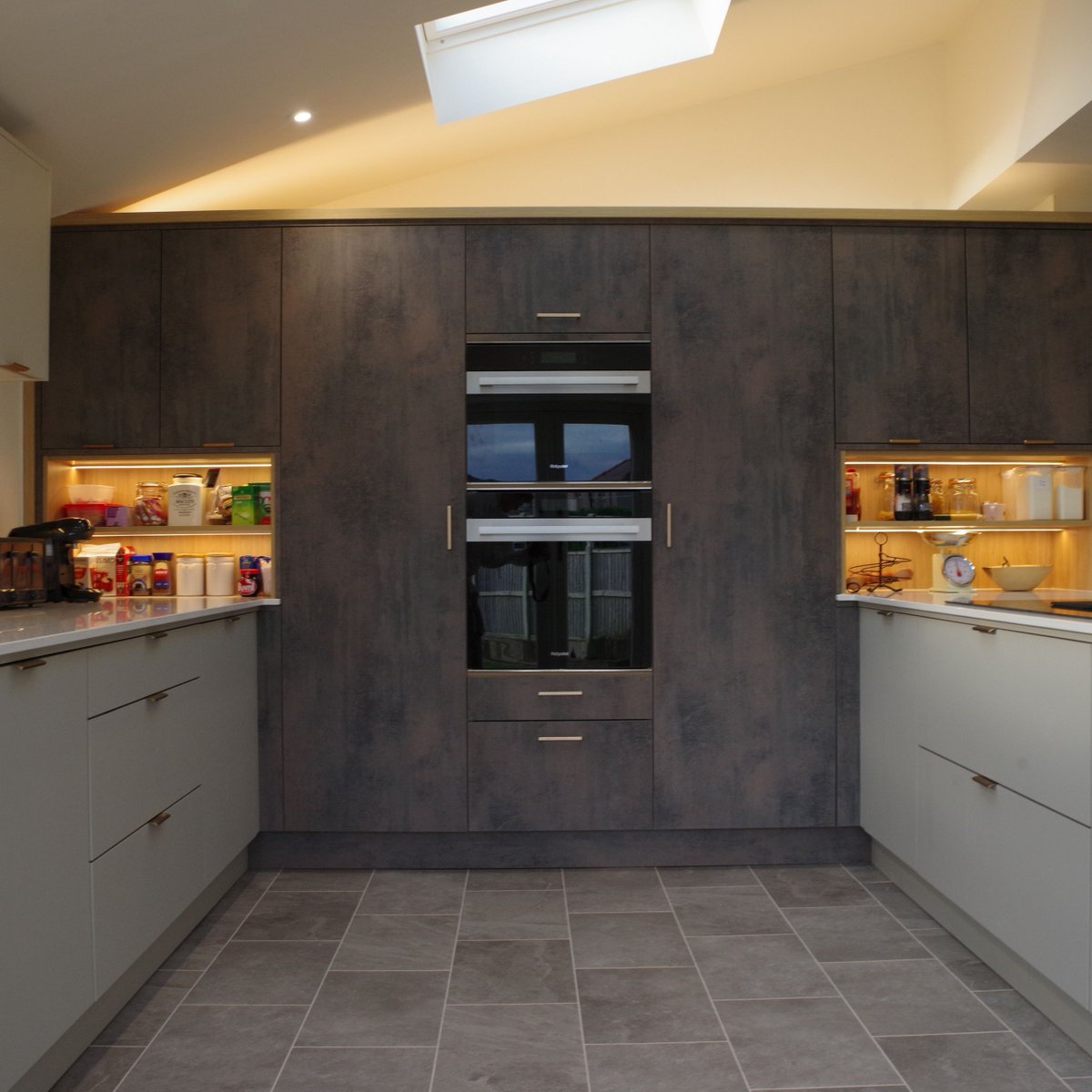 Madoc offers something a little different. Its warming tones and textured wood and stone effect finishes provide your new kitchen design with a rustic feel and ultra-modern look ❤⁠
⁠