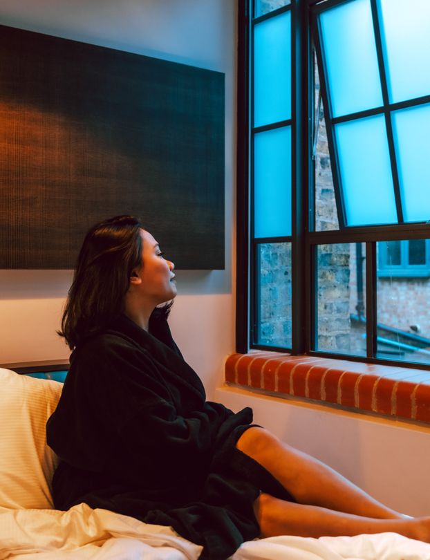 April showers bring cosy hours. ☁️ armieyah on IG 📸 #April #Spring #Cosy #London #Hotel #LondonHotels #Whitechapel #EastLondon #LDN #Blogger #HotelRoom