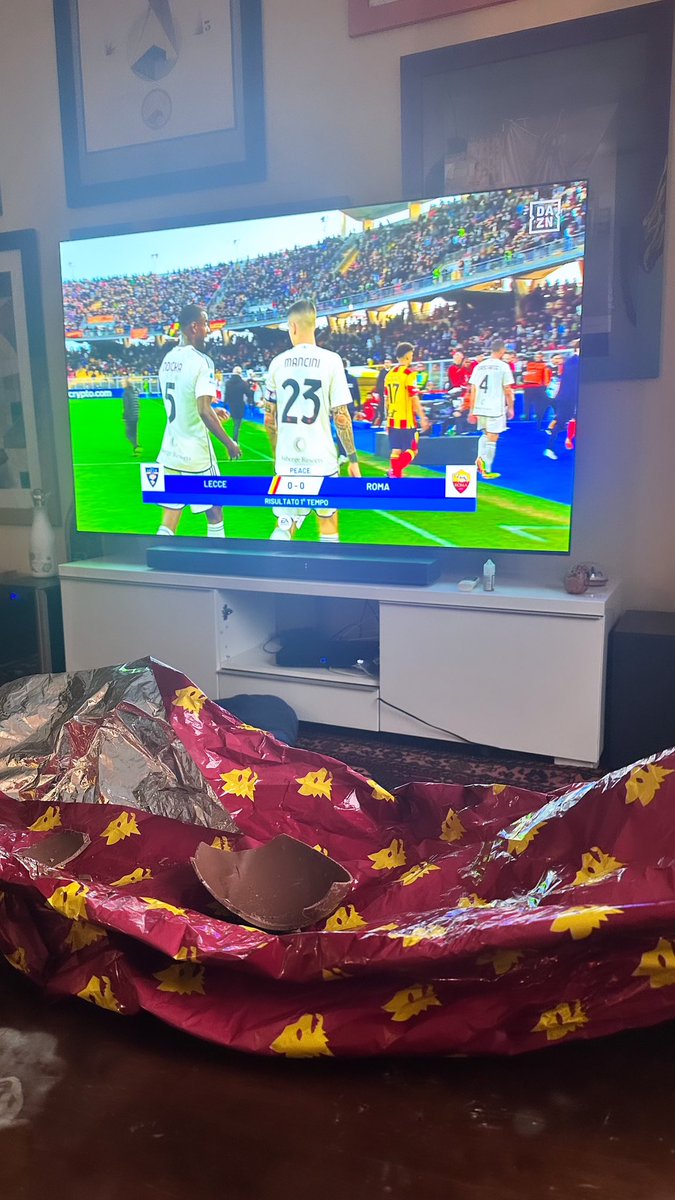 Anche a Pasquetta non si molla 💛❤️ @OfficialASRoma #ASRoma #LecceRoma