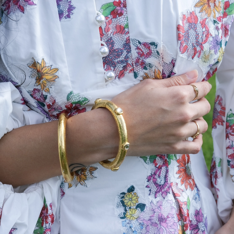 So many amazing jewelry pieces online now from brands like Julie Vos, David Yurman, + MORE. 🤍