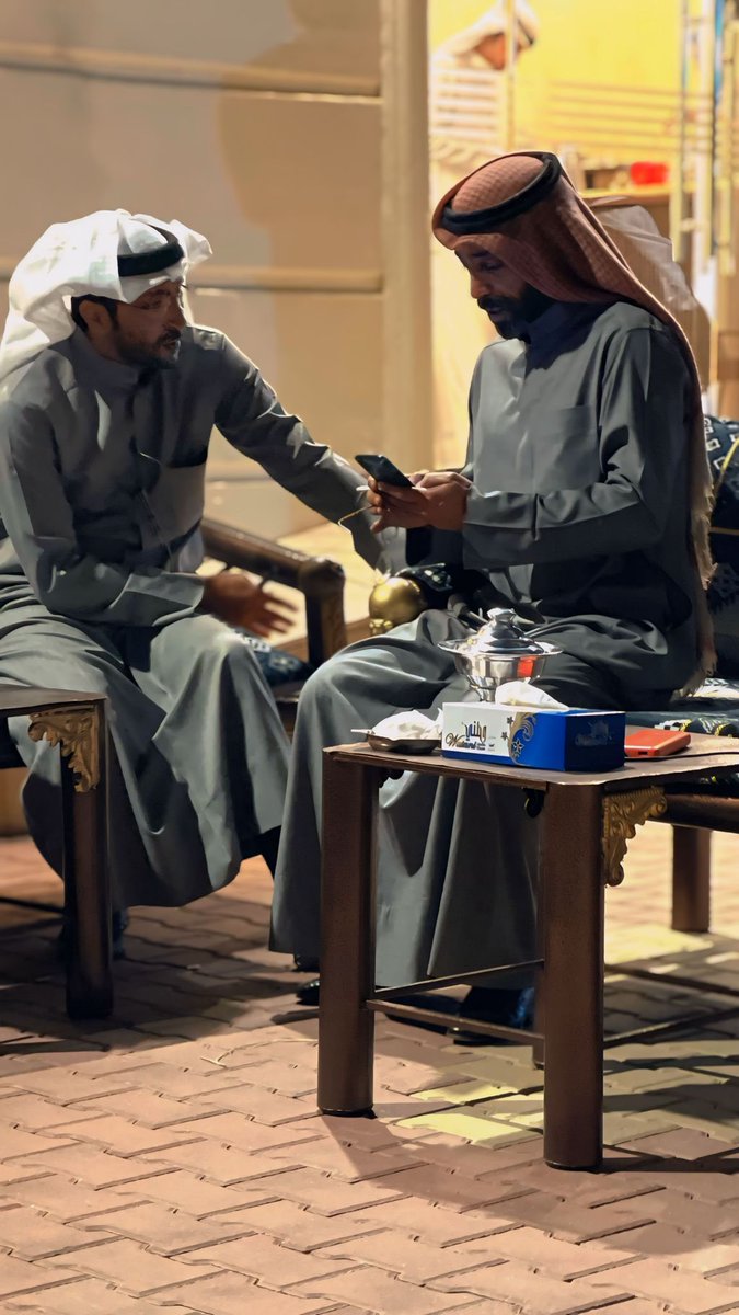 b_q8_b's tweet photo. *

حقه عليّ لا قامت الناس اتهجيه
 اوقف ببلعومهم وقفة عظم

 على العموم الوضع مايبغا نبيه
 العين تدمع كل مالطم الخشم

 وقف لبن عمك وقوف يحتريه
 مقام يبين وجودك من عدم"

#عبيد_الوسمي https://t.co/T0bYdDpvaf