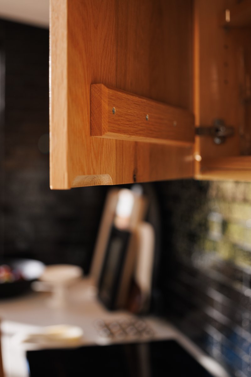 Mixing warm and moody undertones while keeping a kitchen bright and airy is a concept we often like to bat around and this collaboration with <a href="/sprucedesign/">erin barnes</a> was extra special. (Swipe for more!)

Stunning Capture by @catskillimage