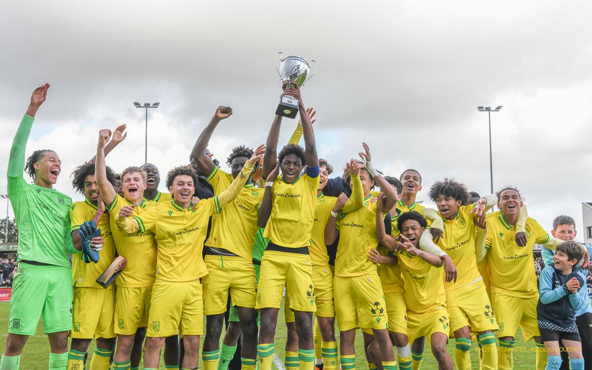 FCNantes's tweet photo. CHAMPIONS ! 🤯

Nos Jaune et Vert ont pris la mesure des Girondins de Bordeaux en finale du Mondial de Montaigu (0-1) ! 

Bravo les gars ! Bravo au staff ! 

#OnEstNantes I #MadeInFCN https://t.co/GPV26NRnyc