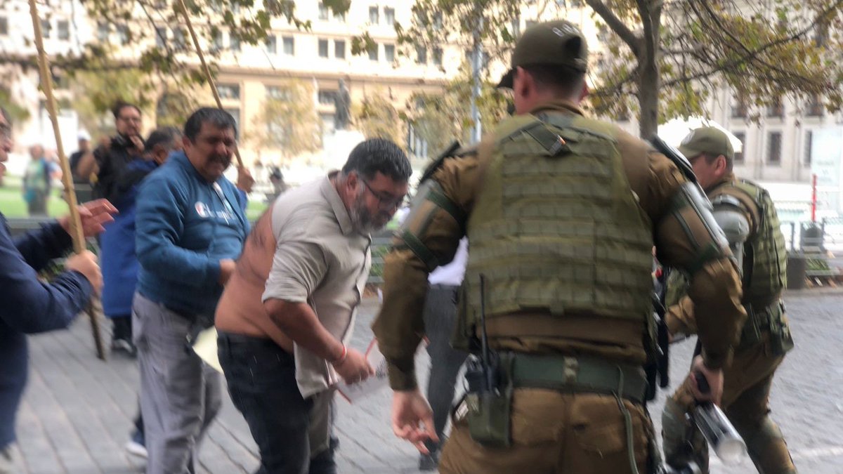 Chile. Agentes de Carabineros agredieron al Pdte. de la CUT, David Acuña, cuando intentaba entregar las demandas laborales a La Moneda, con otras organizaciones sociales.
Lo anterior ocurre en el marco de la convocatoria a Paro Nacional el 11 de abril que realizó la CUT.