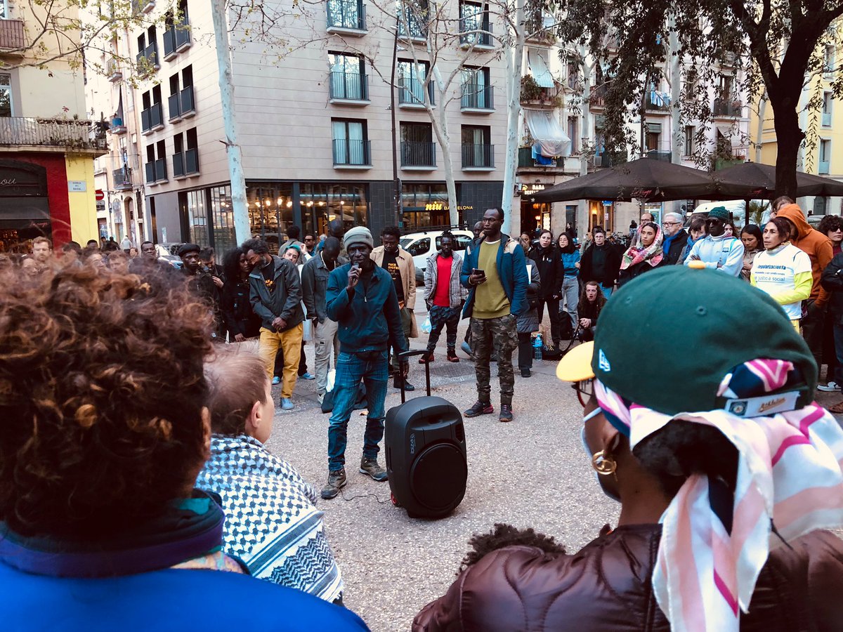 Concentració contra la #ViolènciaPolicial arran dels brutals fets ocorreguts al barri de #Lavapies a #Madrid , l’últim 29/03/24, quan dos agents de la Policia Nacional van apallissar a dos companys veïns negres.

#ElRacismeMata #ProuImpunitat